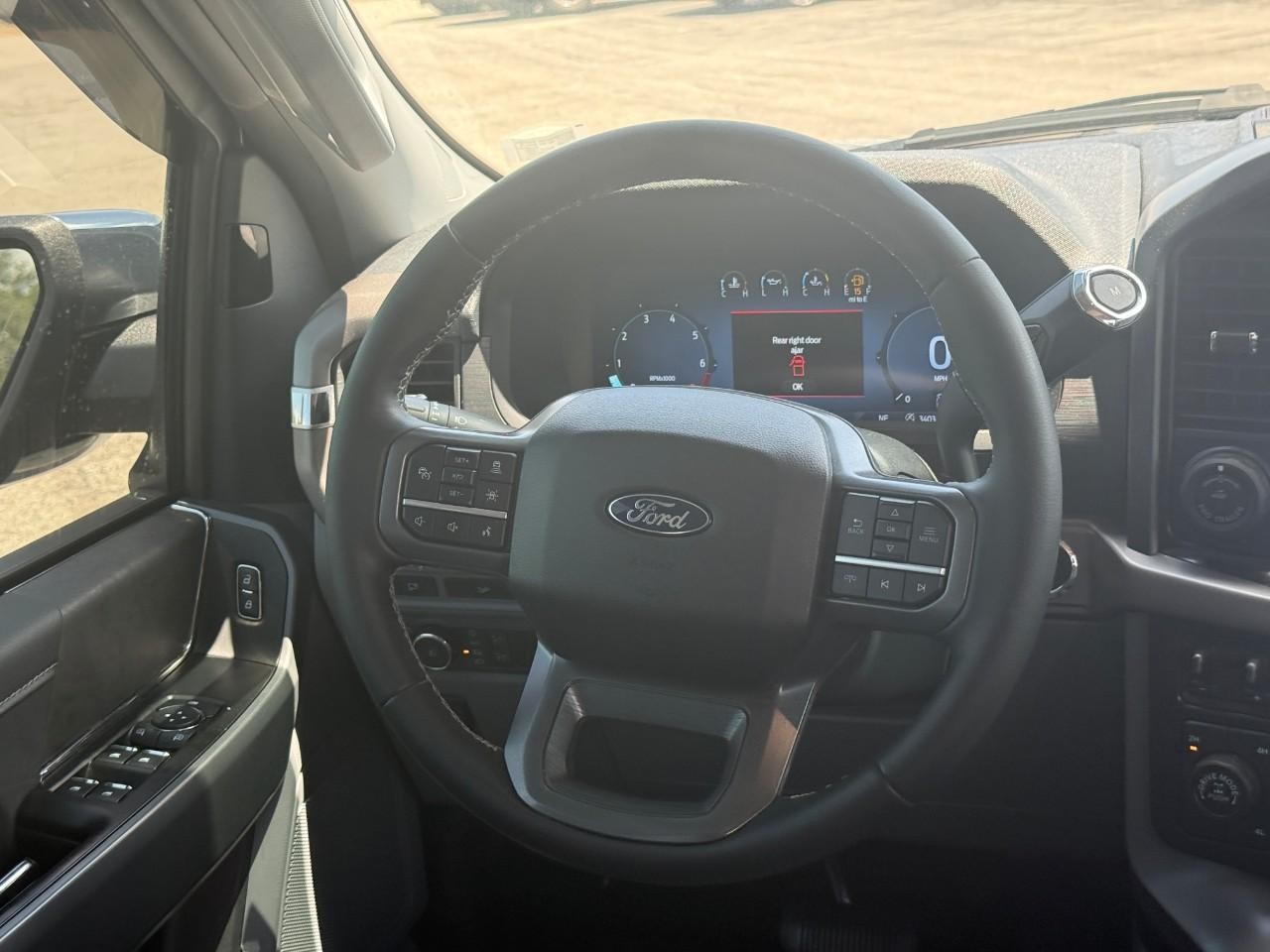 Ford F-150 Vehicle Full-screen Gallery Image 12