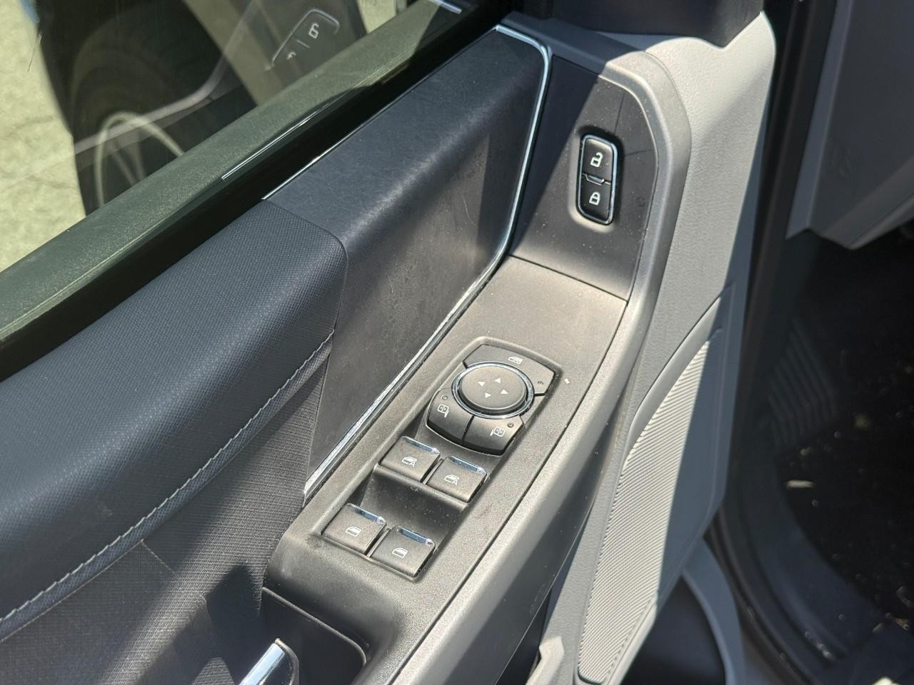 Ford F-150 Vehicle Full-screen Gallery Image 15