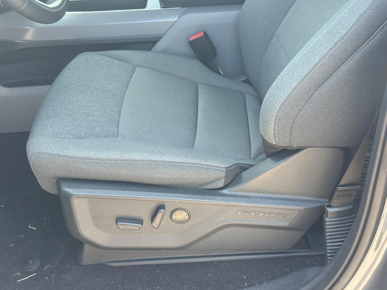 Ford F-150 Vehicle Full-screen Gallery Image 16