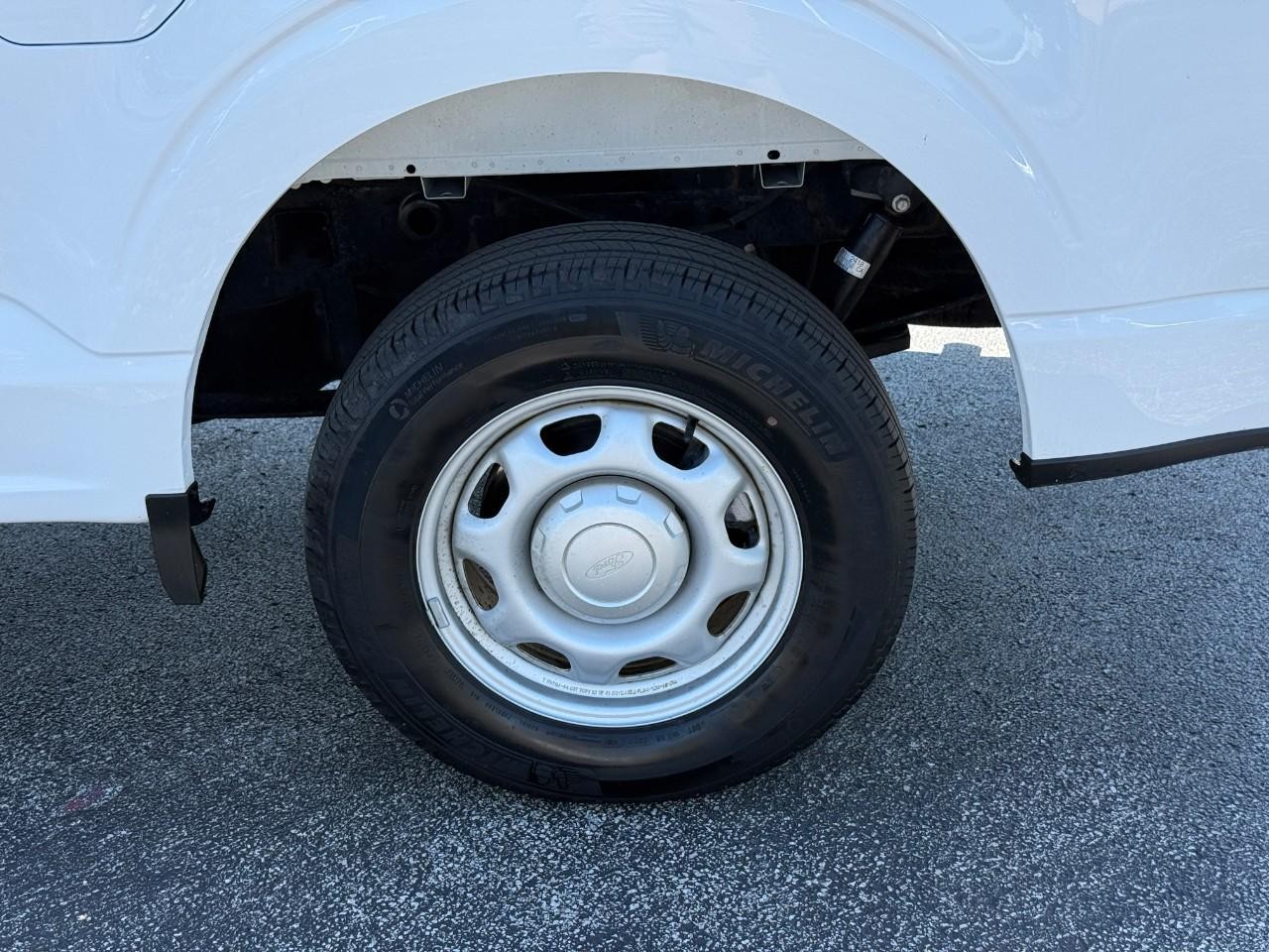 Ford F-150 Vehicle Full-screen Gallery Image 06