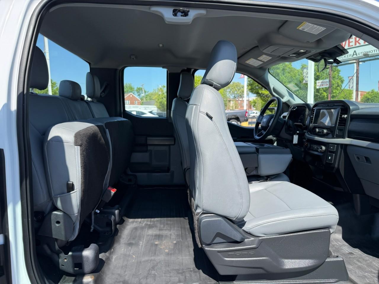 Ford F-150 Vehicle Full-screen Gallery Image 10