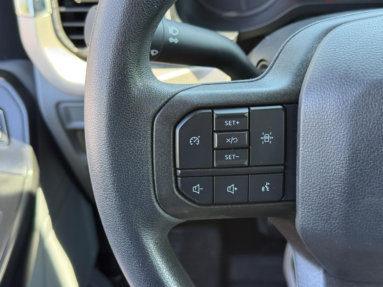 Ford F-150 Vehicle Full-screen Gallery Image 16