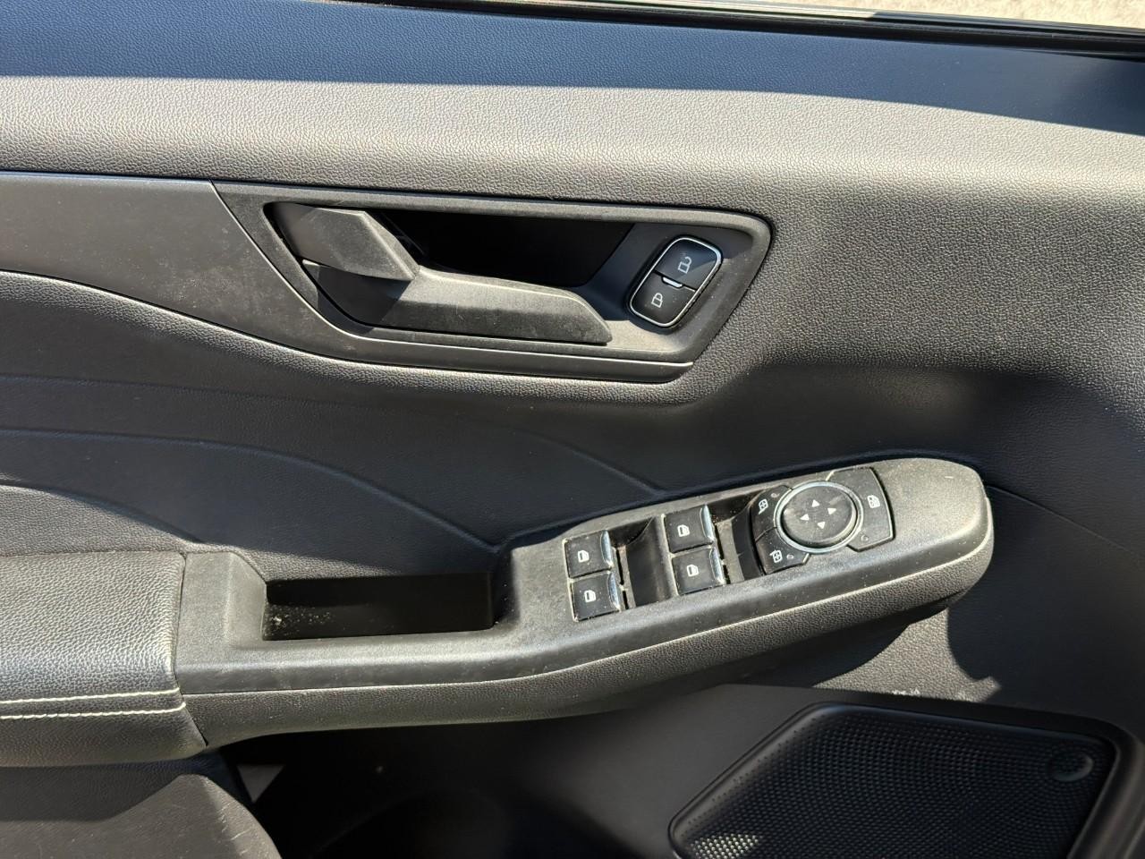 Ford Escape Vehicle Full-screen Gallery Image 15