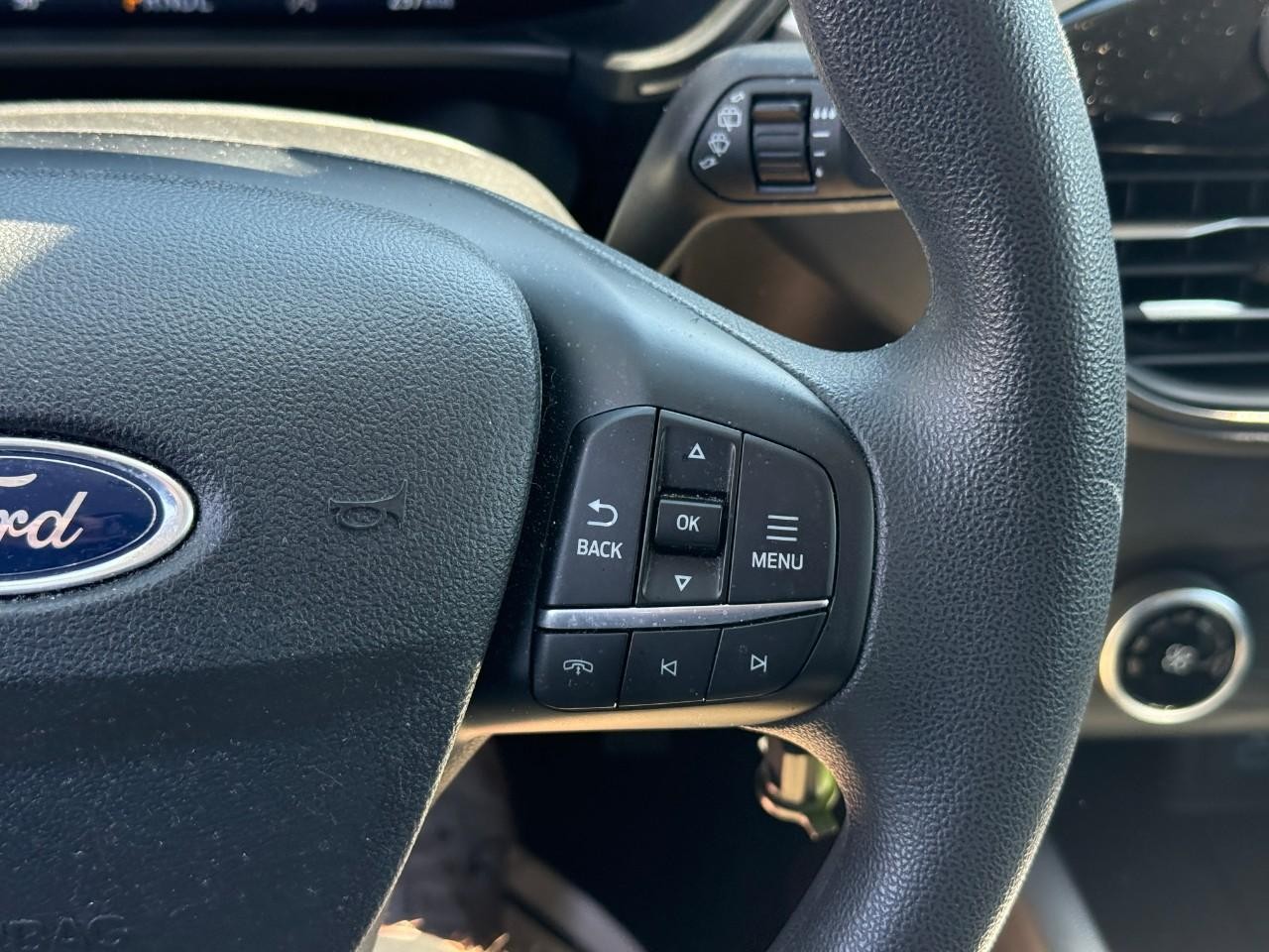 Ford Escape Vehicle Full-screen Gallery Image 18