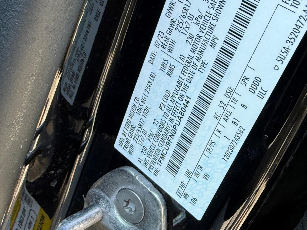 Ford Escape Vehicle Full-screen Gallery Image 22