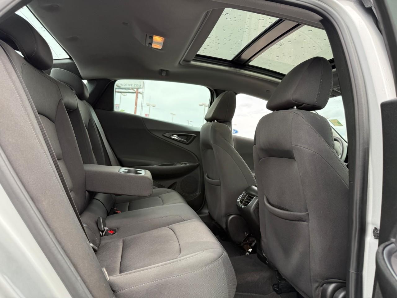 Chevrolet Malibu Vehicle Full-screen Gallery Image 09