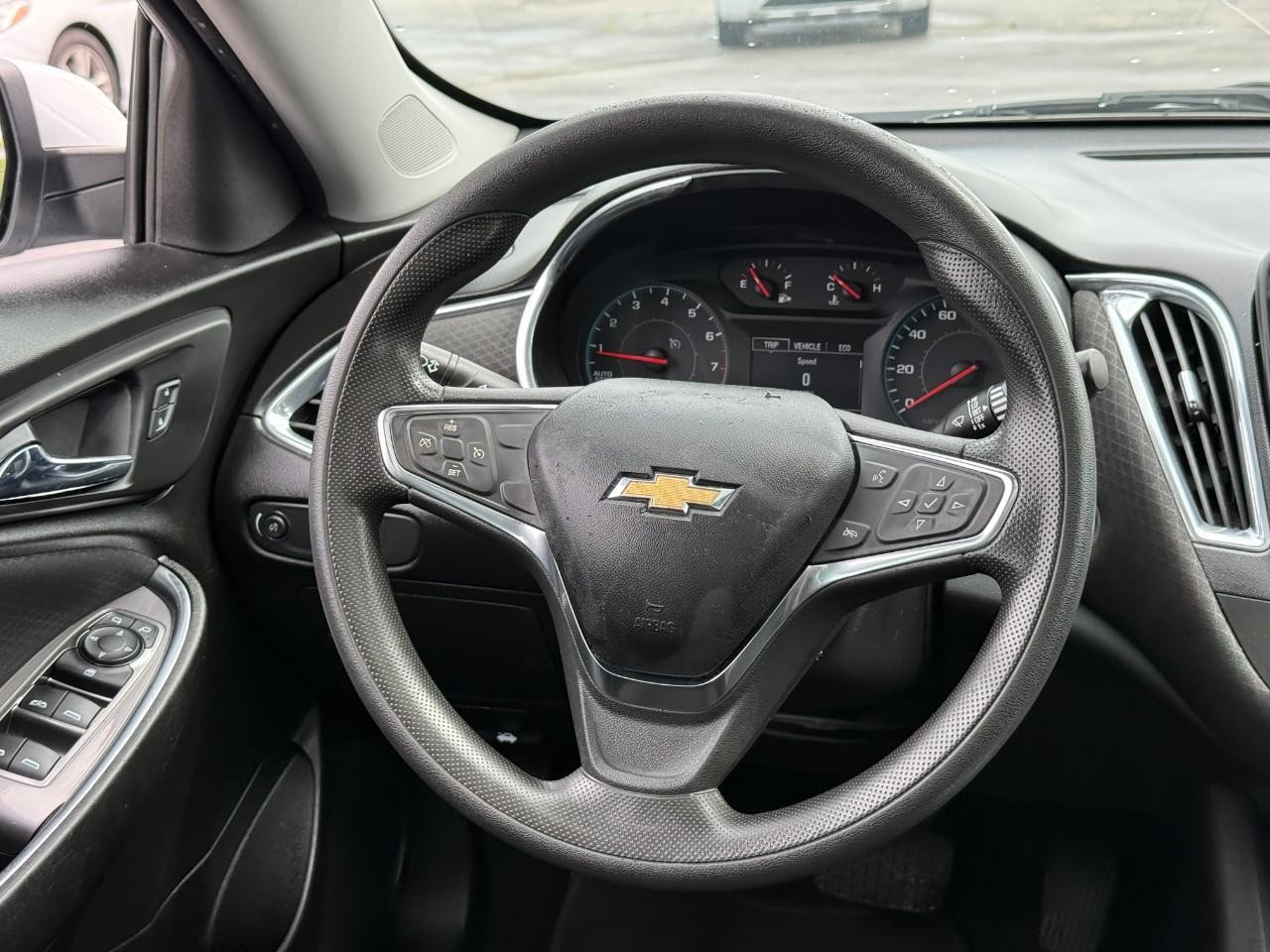 Chevrolet Malibu Vehicle Full-screen Gallery Image 11