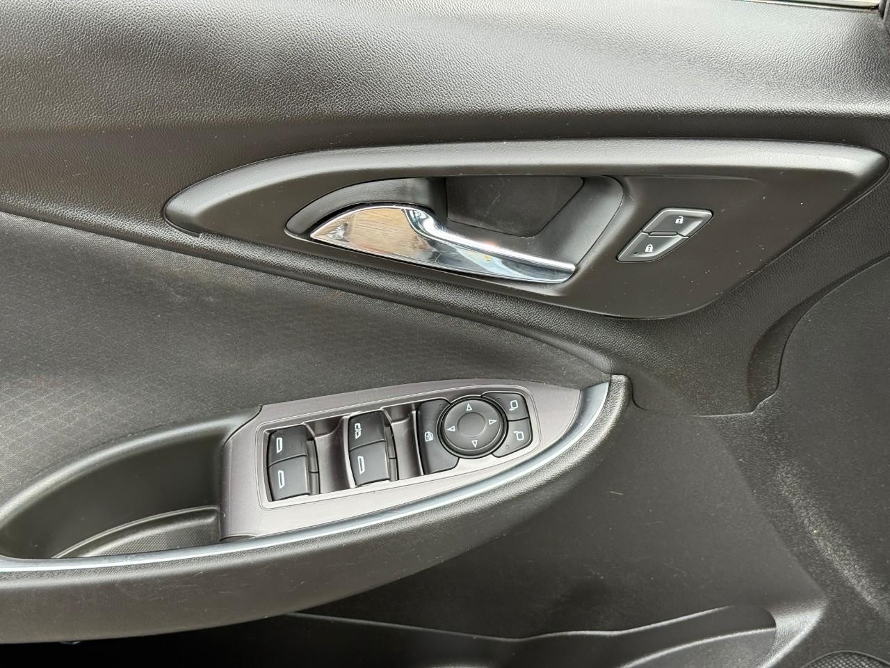 Chevrolet Malibu Vehicle Full-screen Gallery Image 14
