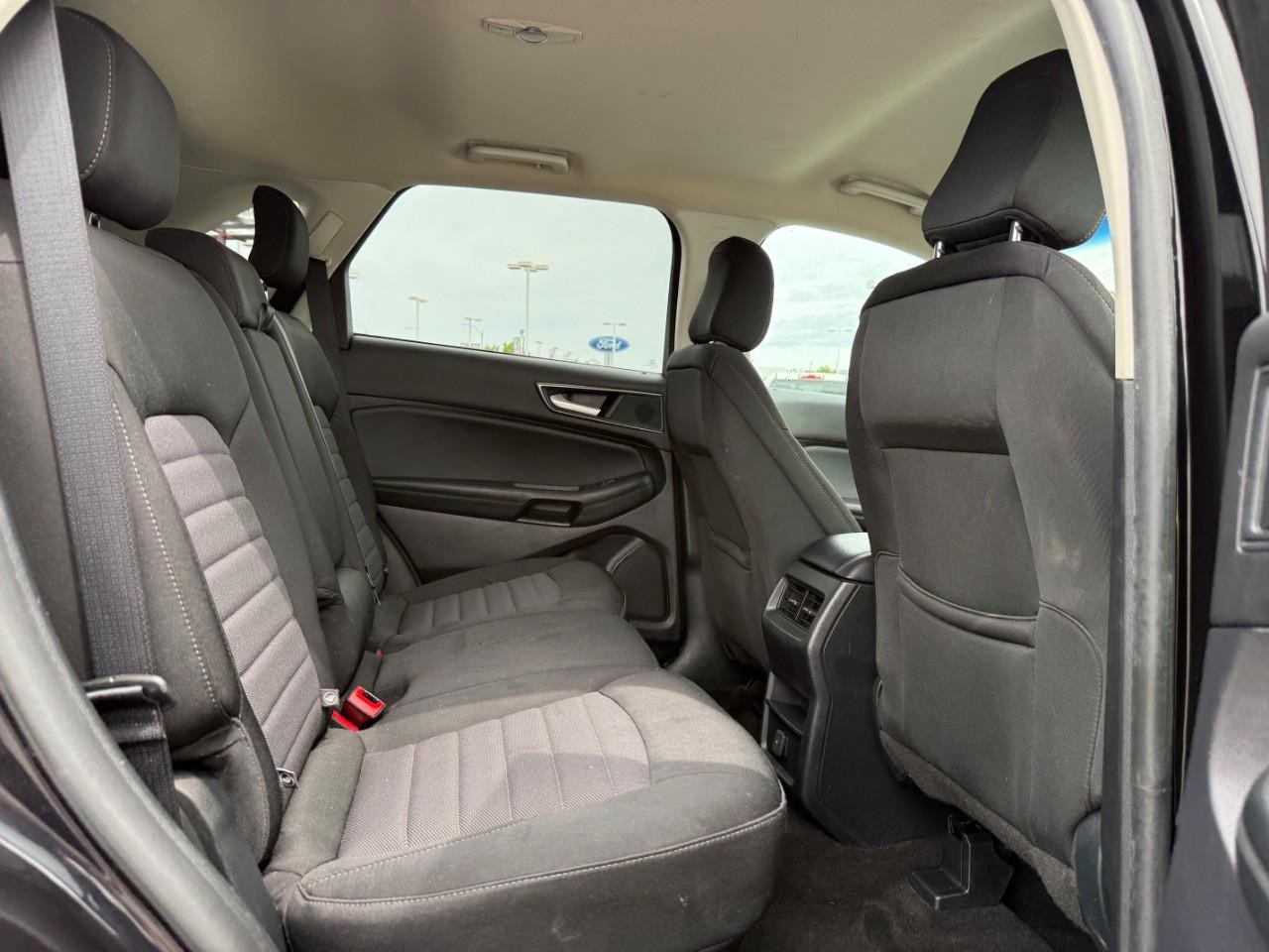 Ford Edge Vehicle Full-screen Gallery Image 10