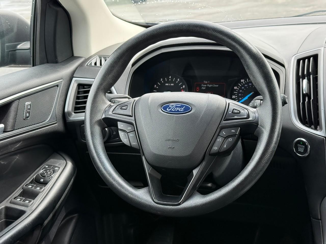 Ford Edge Vehicle Full-screen Gallery Image 12