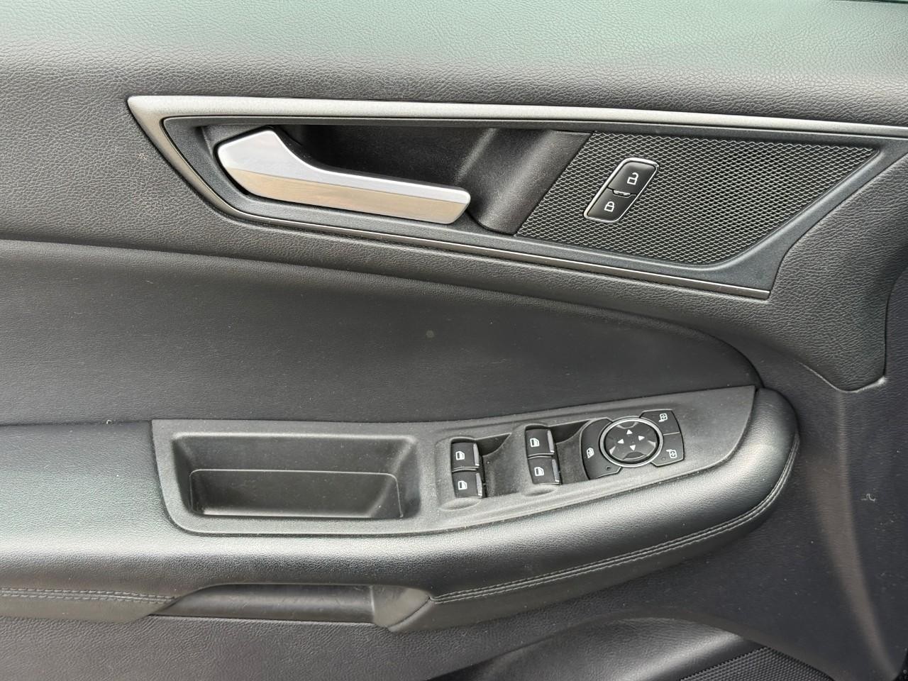 Ford Edge Vehicle Full-screen Gallery Image 15