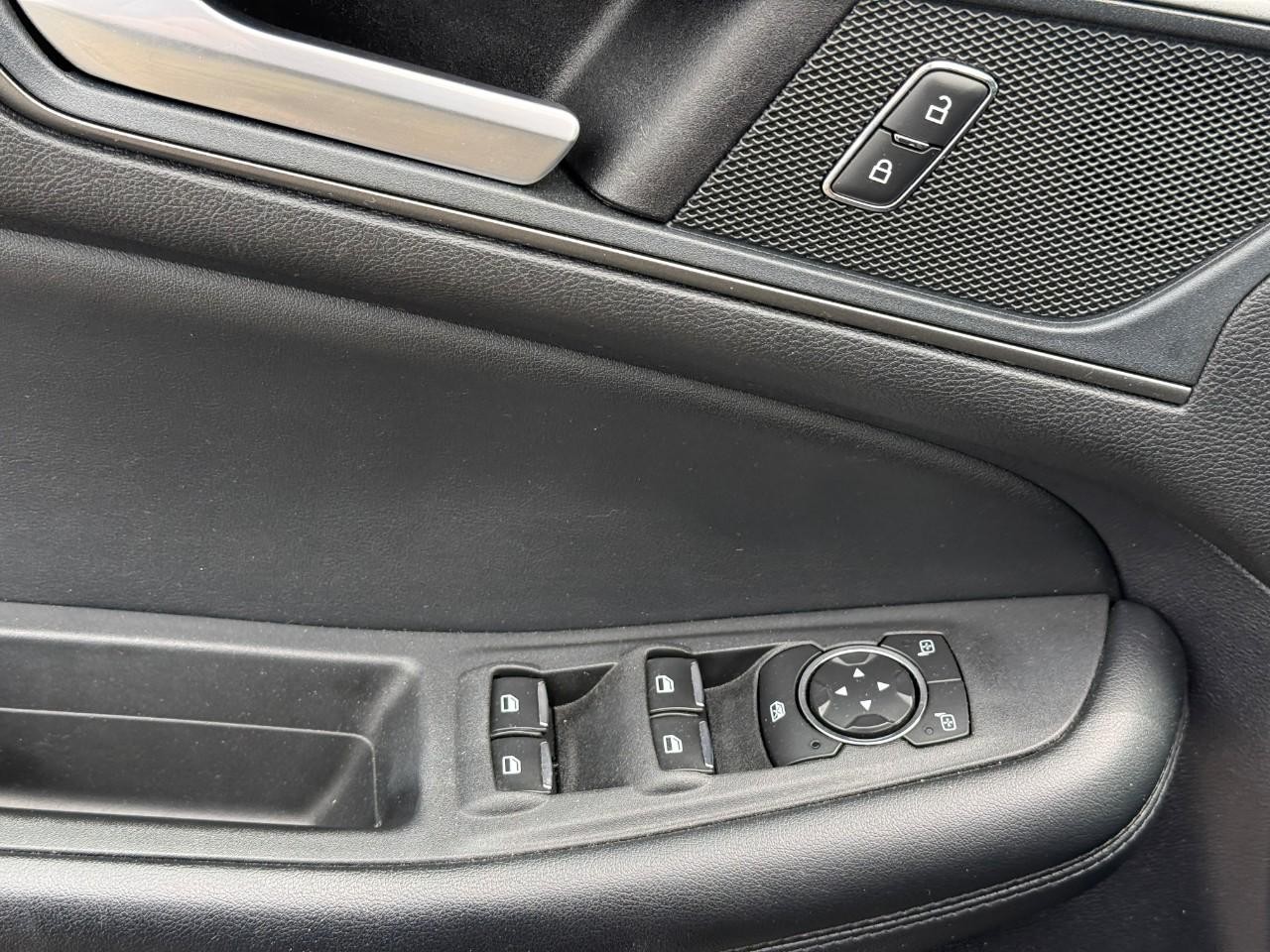 Ford Edge Vehicle Full-screen Gallery Image 16
