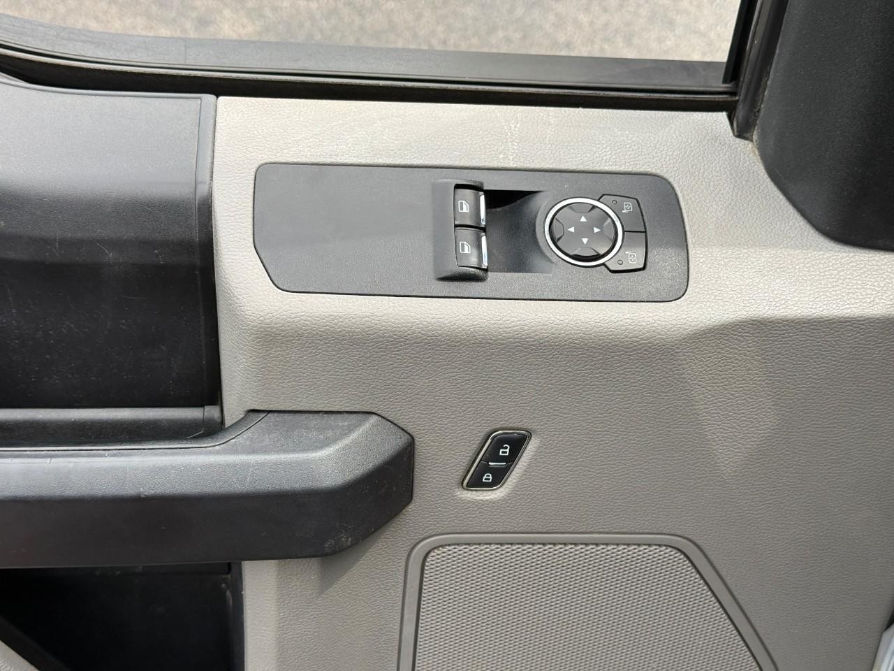 Ford F-150 Vehicle Full-screen Gallery Image 12