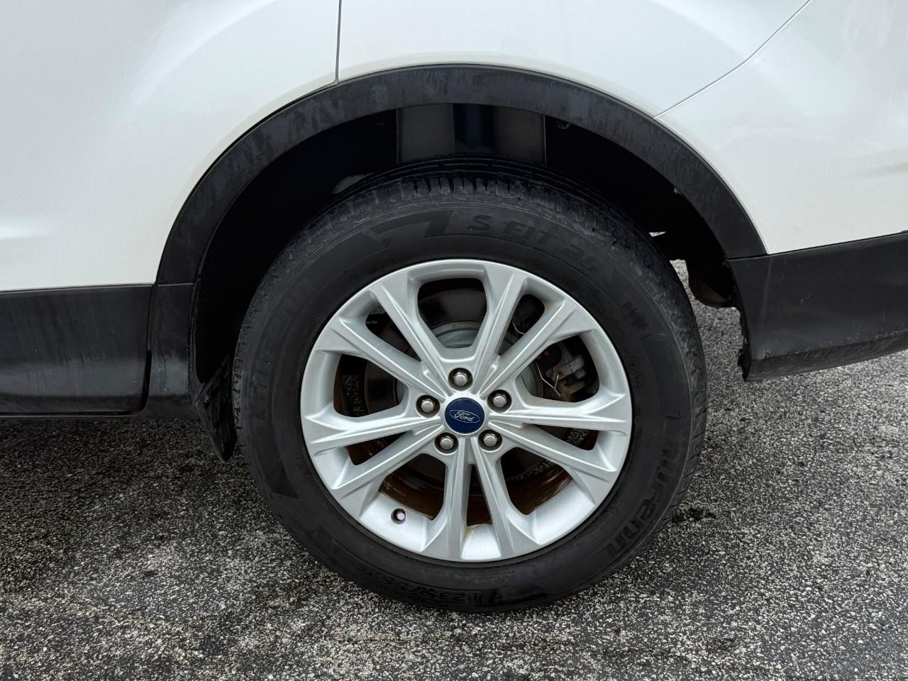 Ford Escape Vehicle Full-screen Gallery Image 05