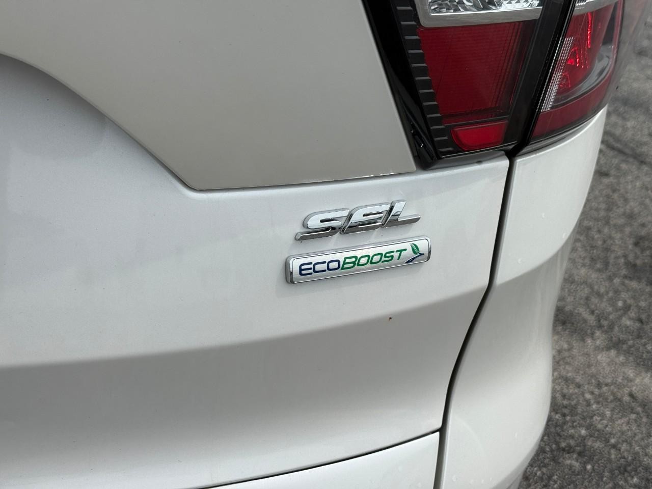 Ford Escape Vehicle Full-screen Gallery Image 06