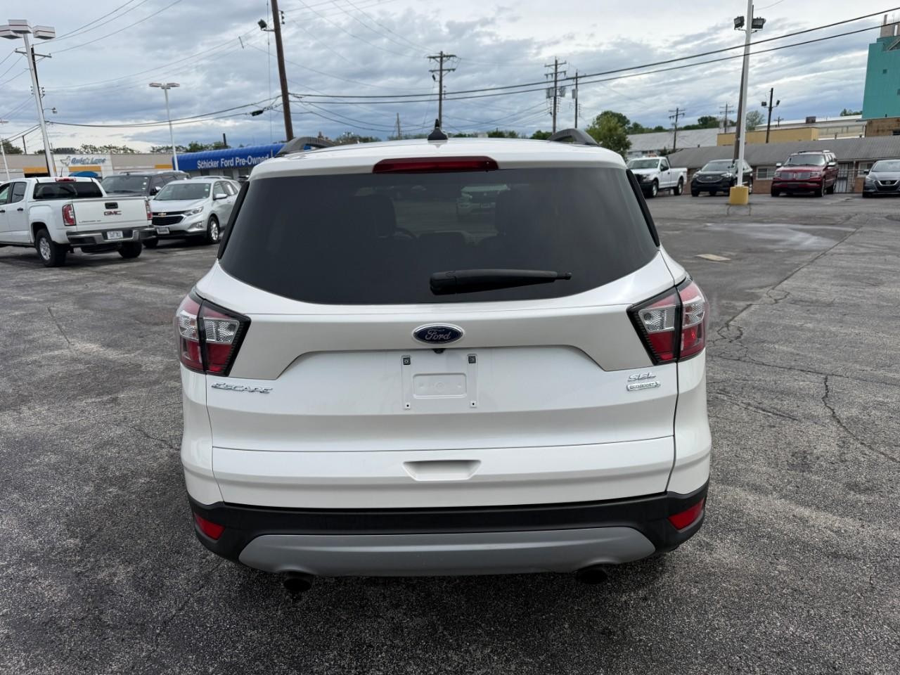 Ford Escape Vehicle Full-screen Gallery Image 07