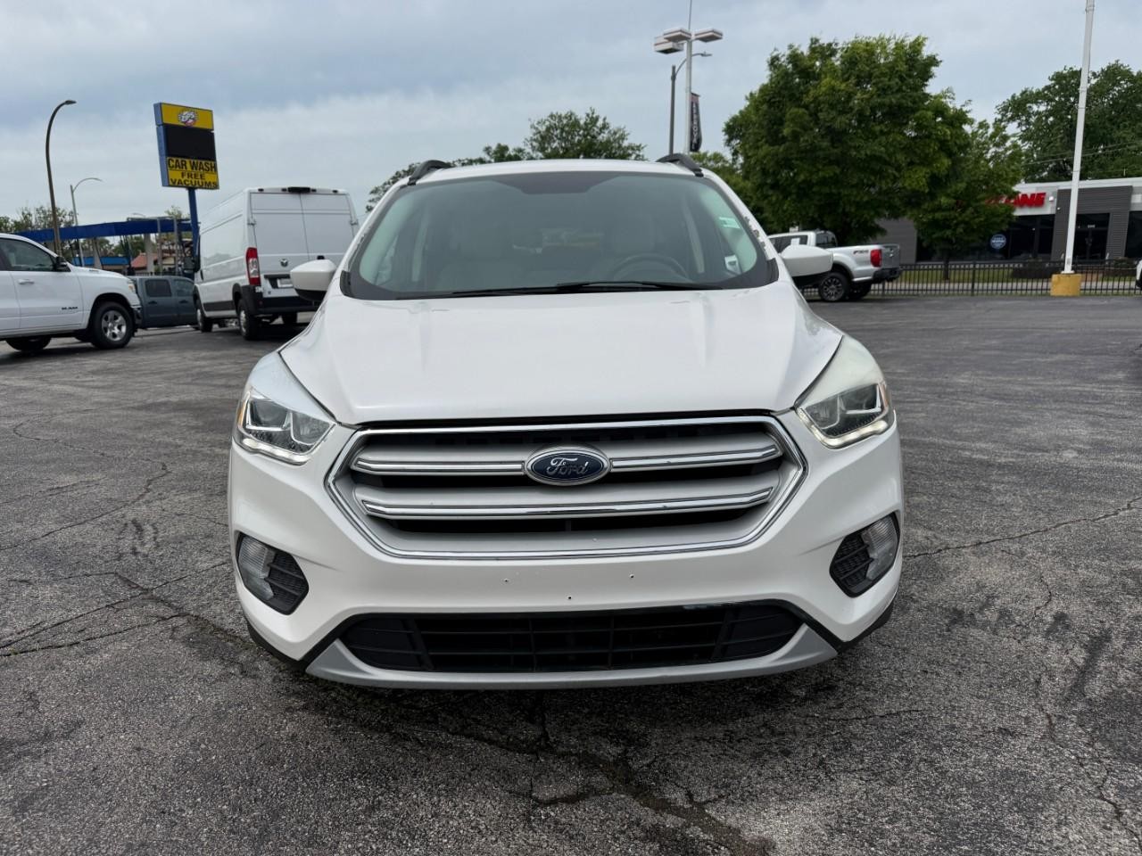 Ford Escape Vehicle Full-screen Gallery Image 08
