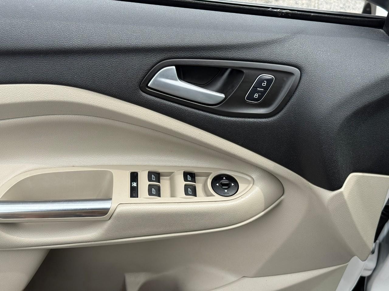 Ford Escape Vehicle Full-screen Gallery Image 14