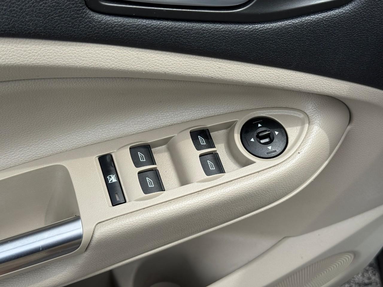Ford Escape Vehicle Full-screen Gallery Image 15