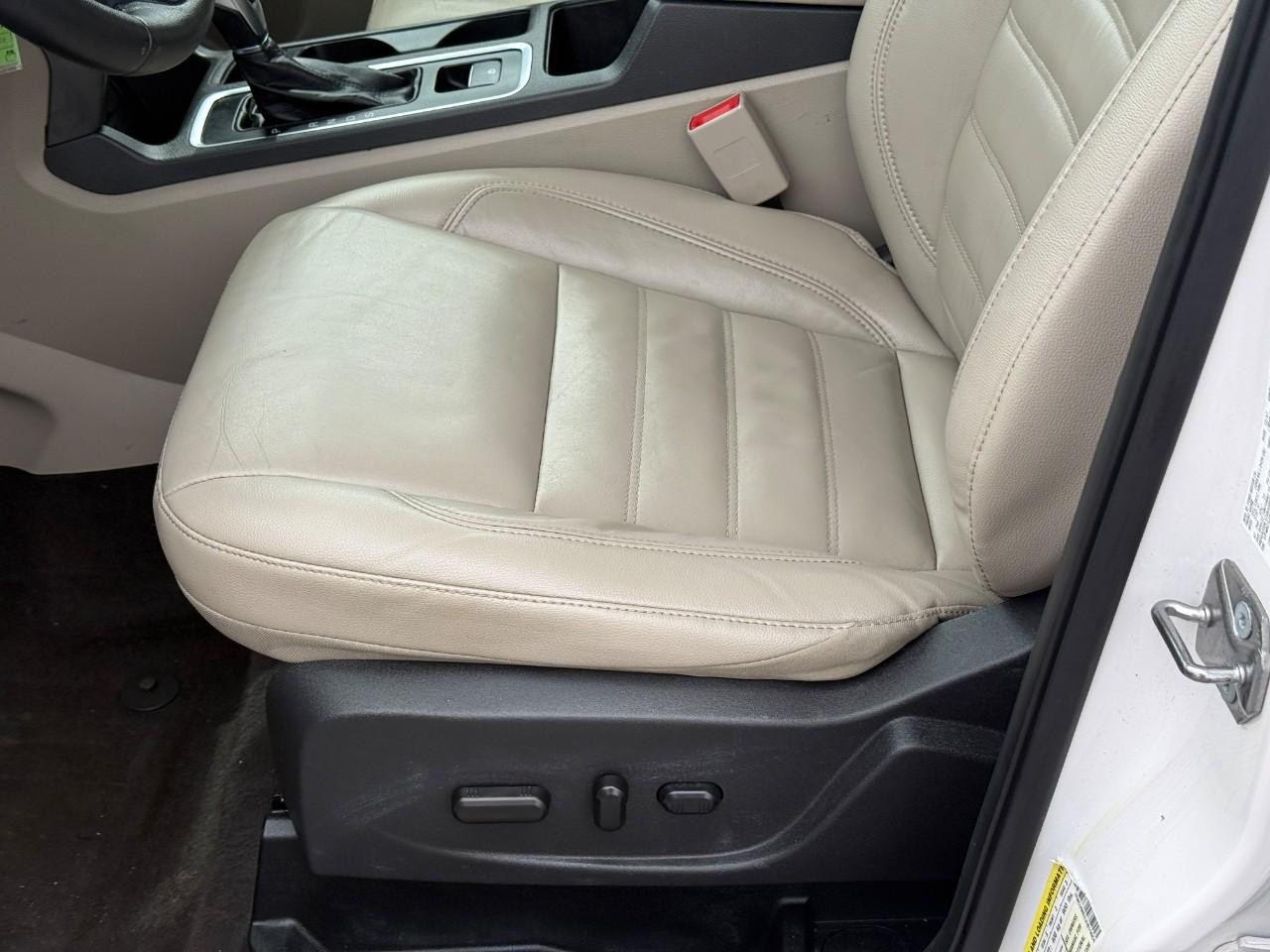 Ford Escape Vehicle Full-screen Gallery Image 16