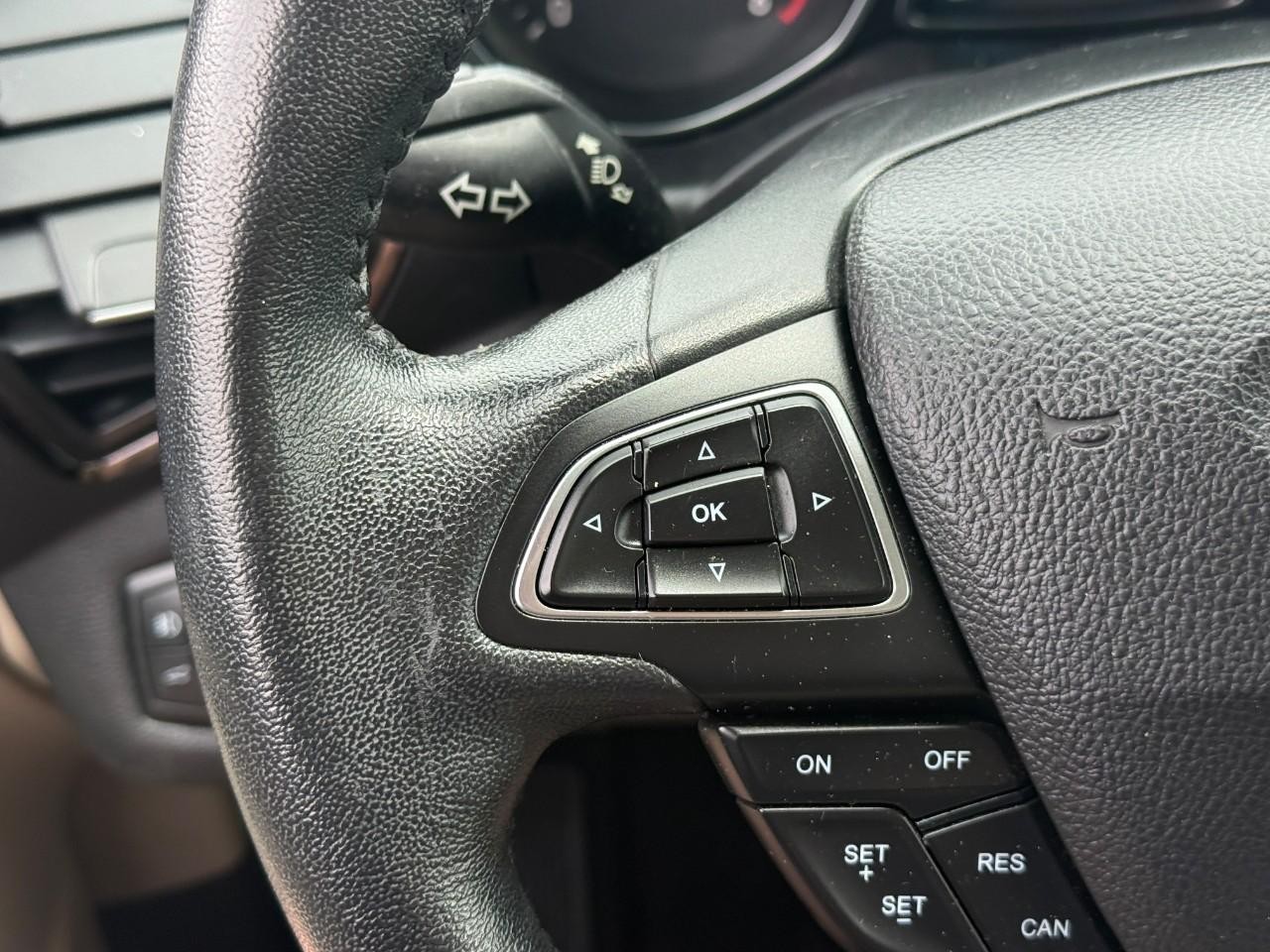 Ford Escape Vehicle Full-screen Gallery Image 18