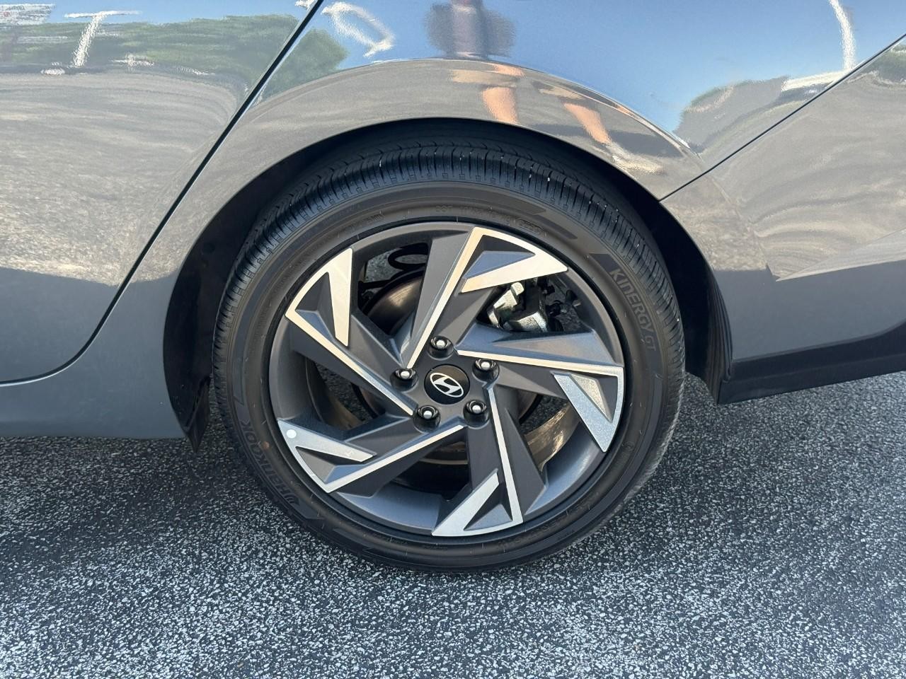Hyundai Elantra Vehicle Full-screen Gallery Image 06