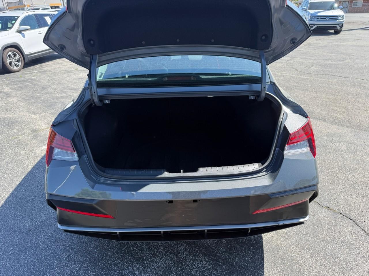Hyundai Elantra Vehicle Full-screen Gallery Image 07