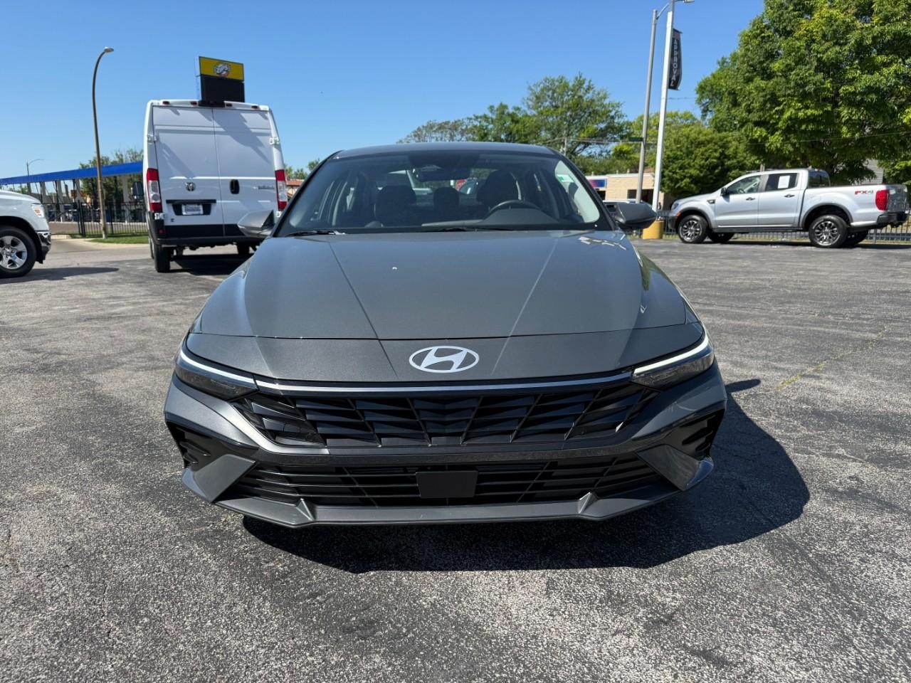 Hyundai Elantra Vehicle Full-screen Gallery Image 09