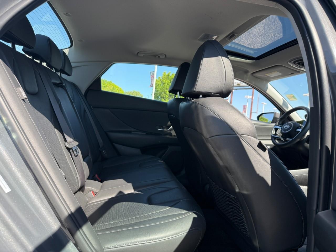 Hyundai Elantra Vehicle Full-screen Gallery Image 10