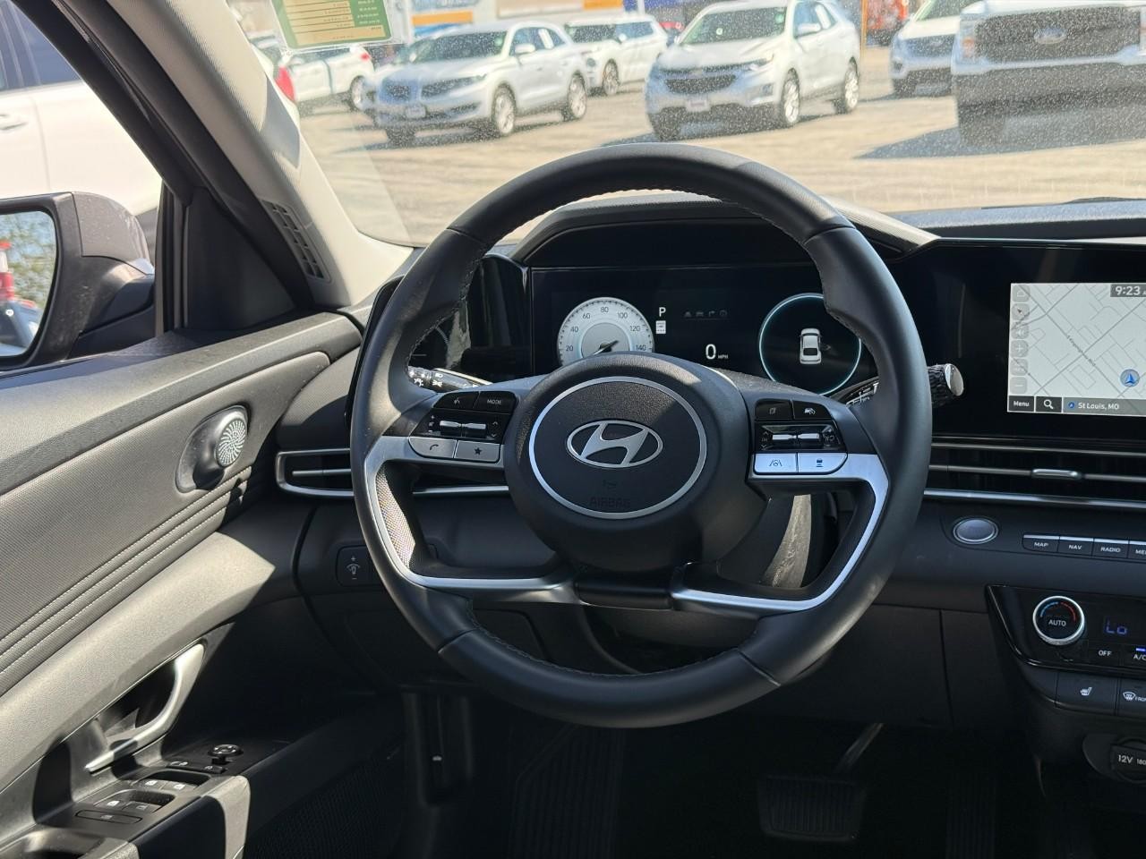 Hyundai Elantra Vehicle Full-screen Gallery Image 12