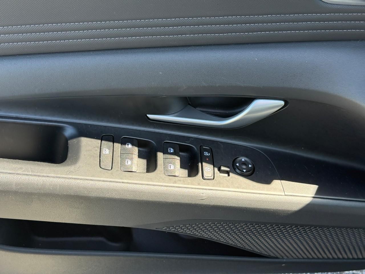 Hyundai Elantra Vehicle Full-screen Gallery Image 15