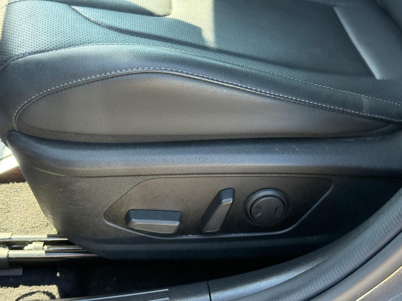 Hyundai Elantra Vehicle Full-screen Gallery Image 17