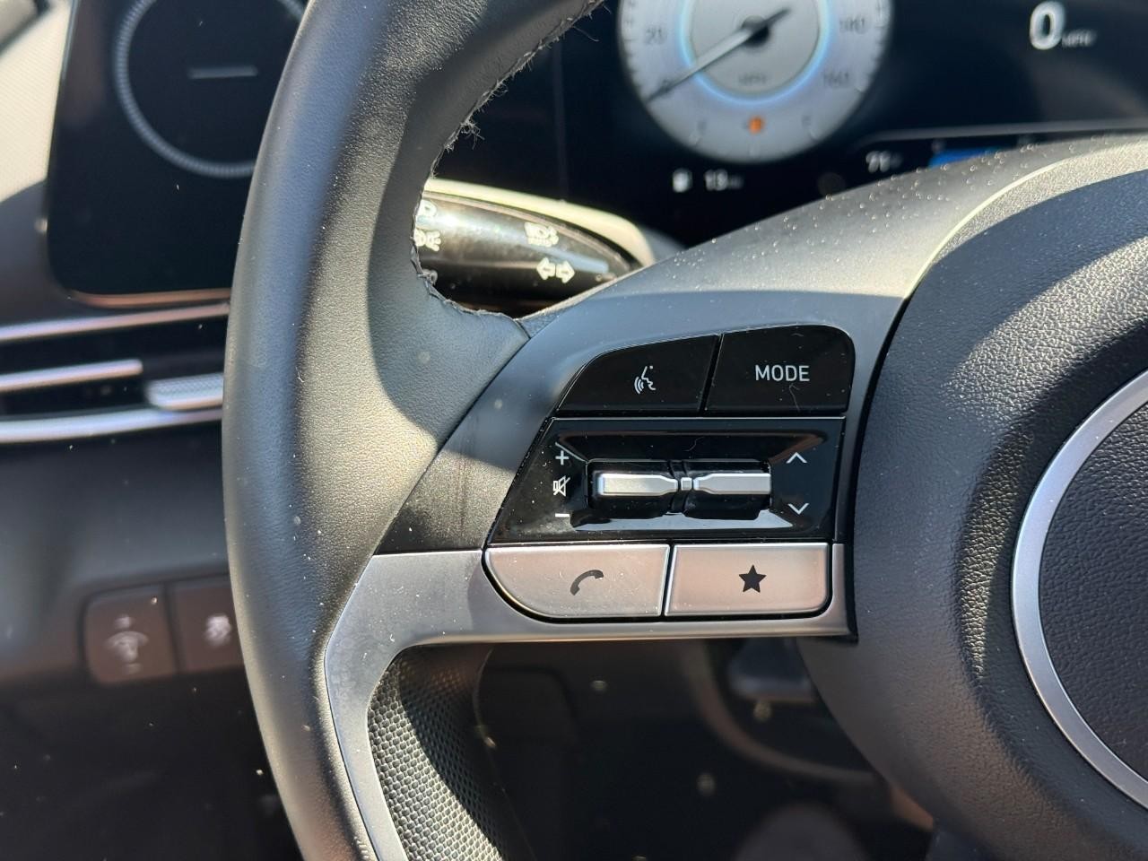 Hyundai Elantra Vehicle Full-screen Gallery Image 18