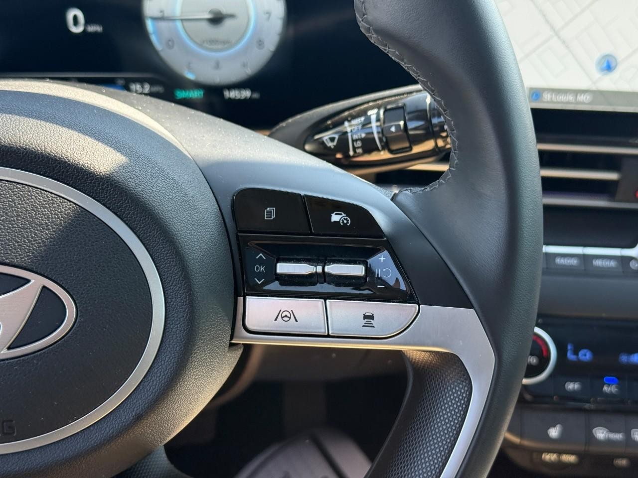 Hyundai Elantra Vehicle Full-screen Gallery Image 19