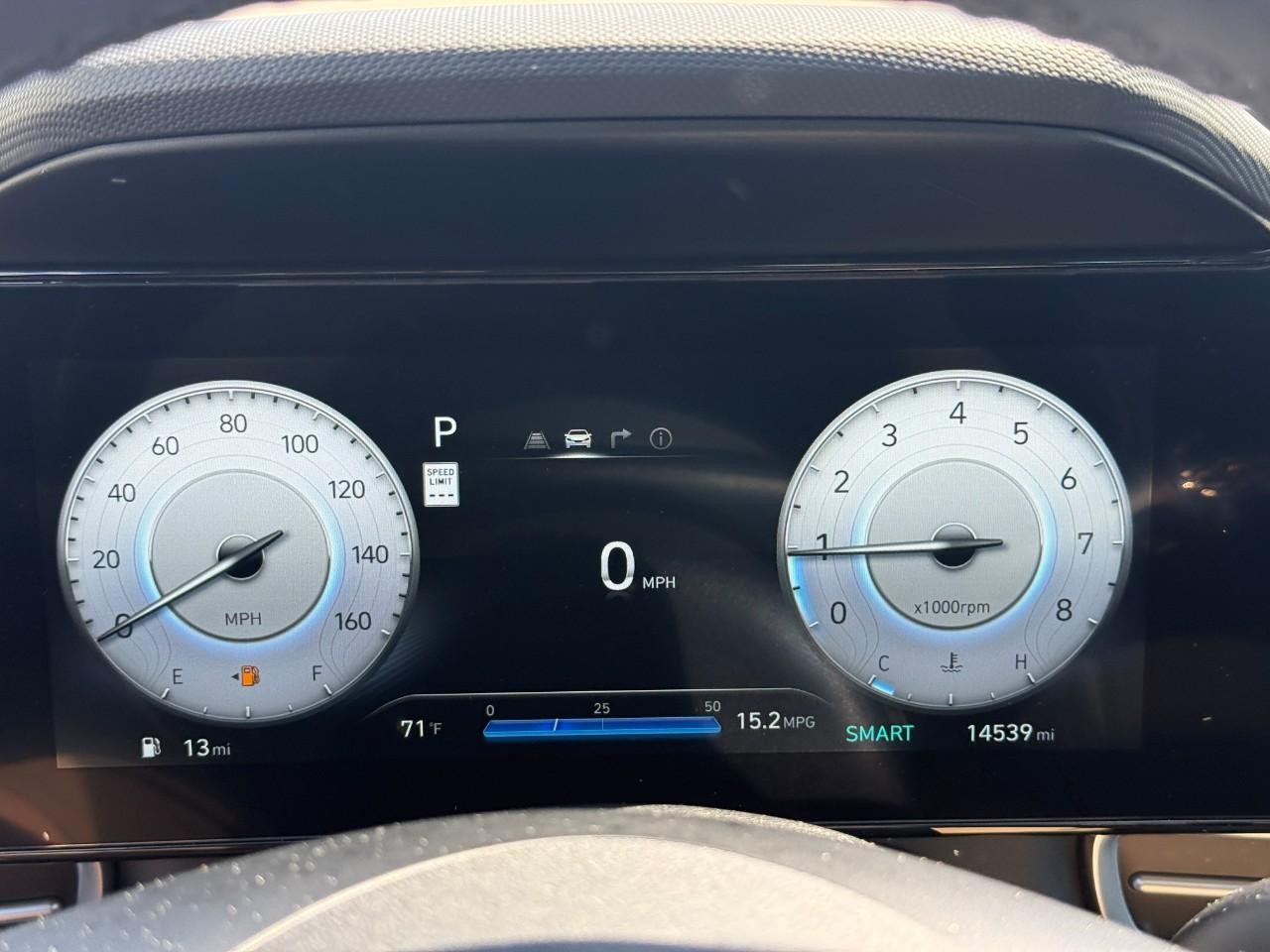 Hyundai Elantra Vehicle Full-screen Gallery Image 20