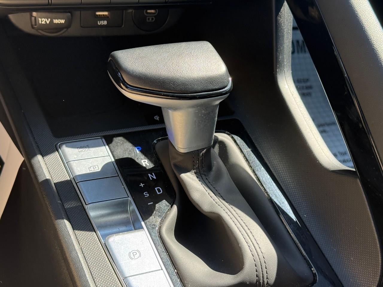 Hyundai Elantra Vehicle Full-screen Gallery Image 21