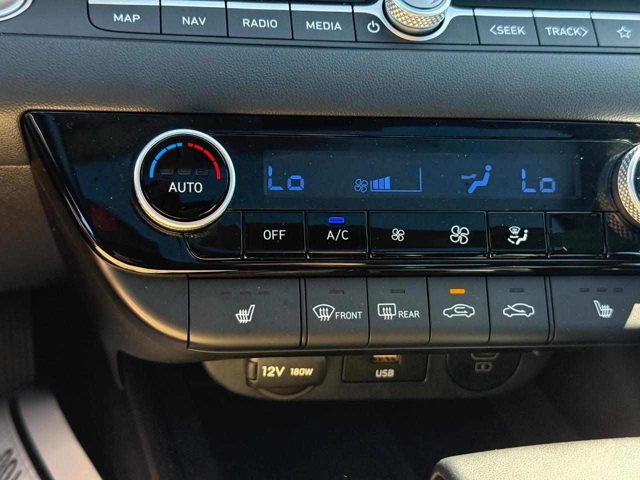 Hyundai Elantra Vehicle Full-screen Gallery Image 22