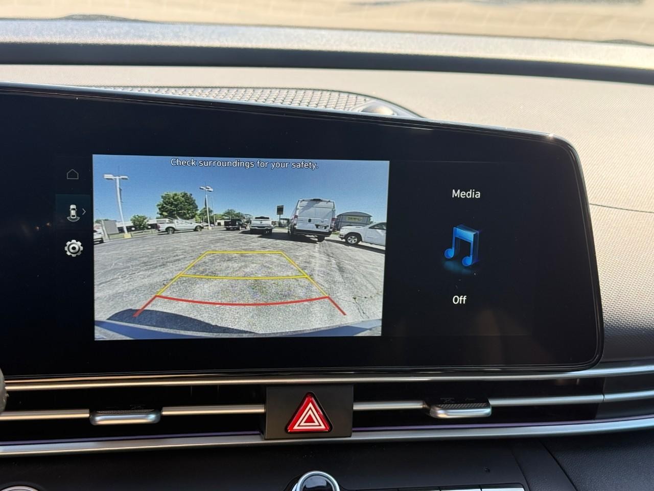 Hyundai Elantra Vehicle Full-screen Gallery Image 23
