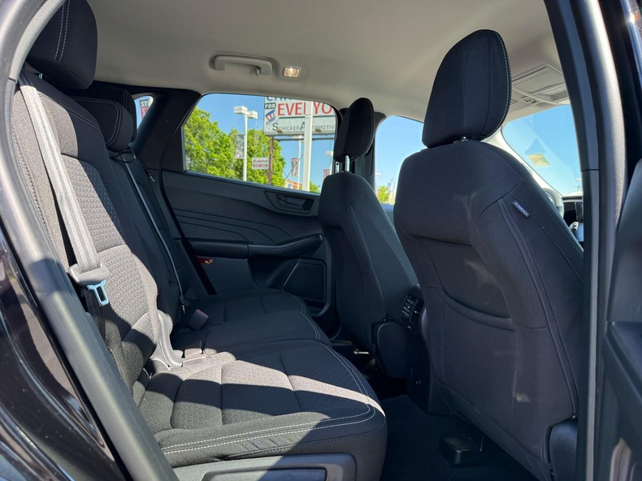 Ford Escape Vehicle Full-screen Gallery Image 11