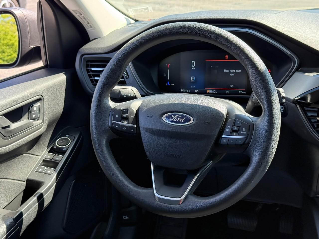 Ford Escape Vehicle Full-screen Gallery Image 13