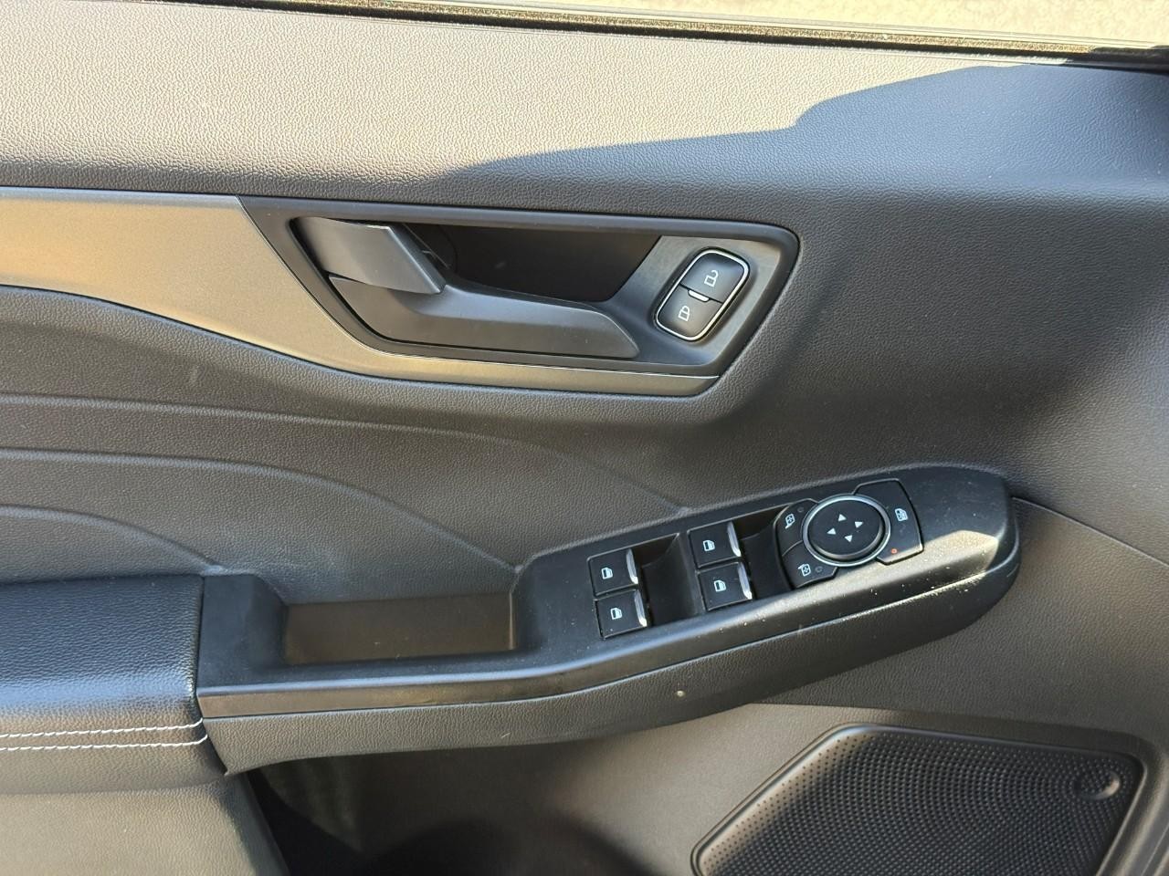 Ford Escape Vehicle Full-screen Gallery Image 17