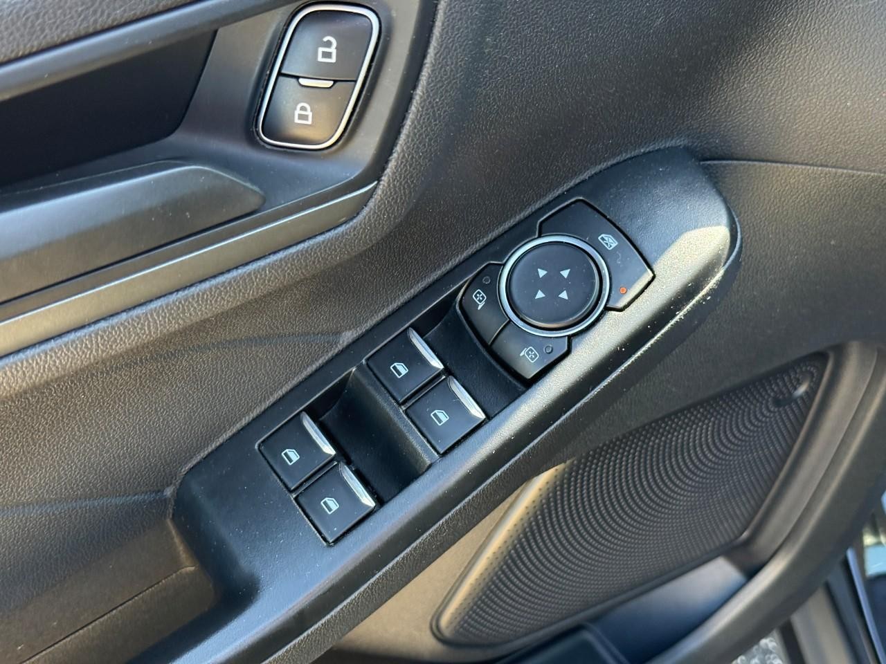 Ford Escape Vehicle Full-screen Gallery Image 18