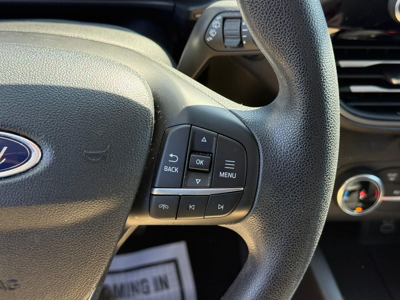 Ford Escape Vehicle Full-screen Gallery Image 22