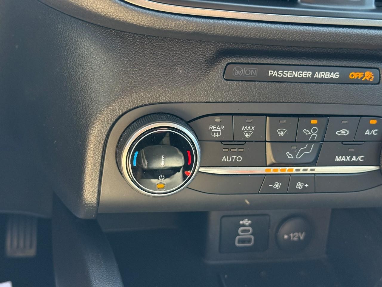 Ford Escape Vehicle Full-screen Gallery Image 24