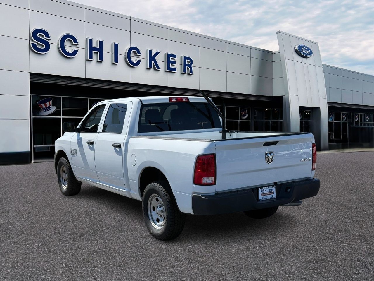 Ram 1500 Classic Vehicle Full-screen Gallery Image 03