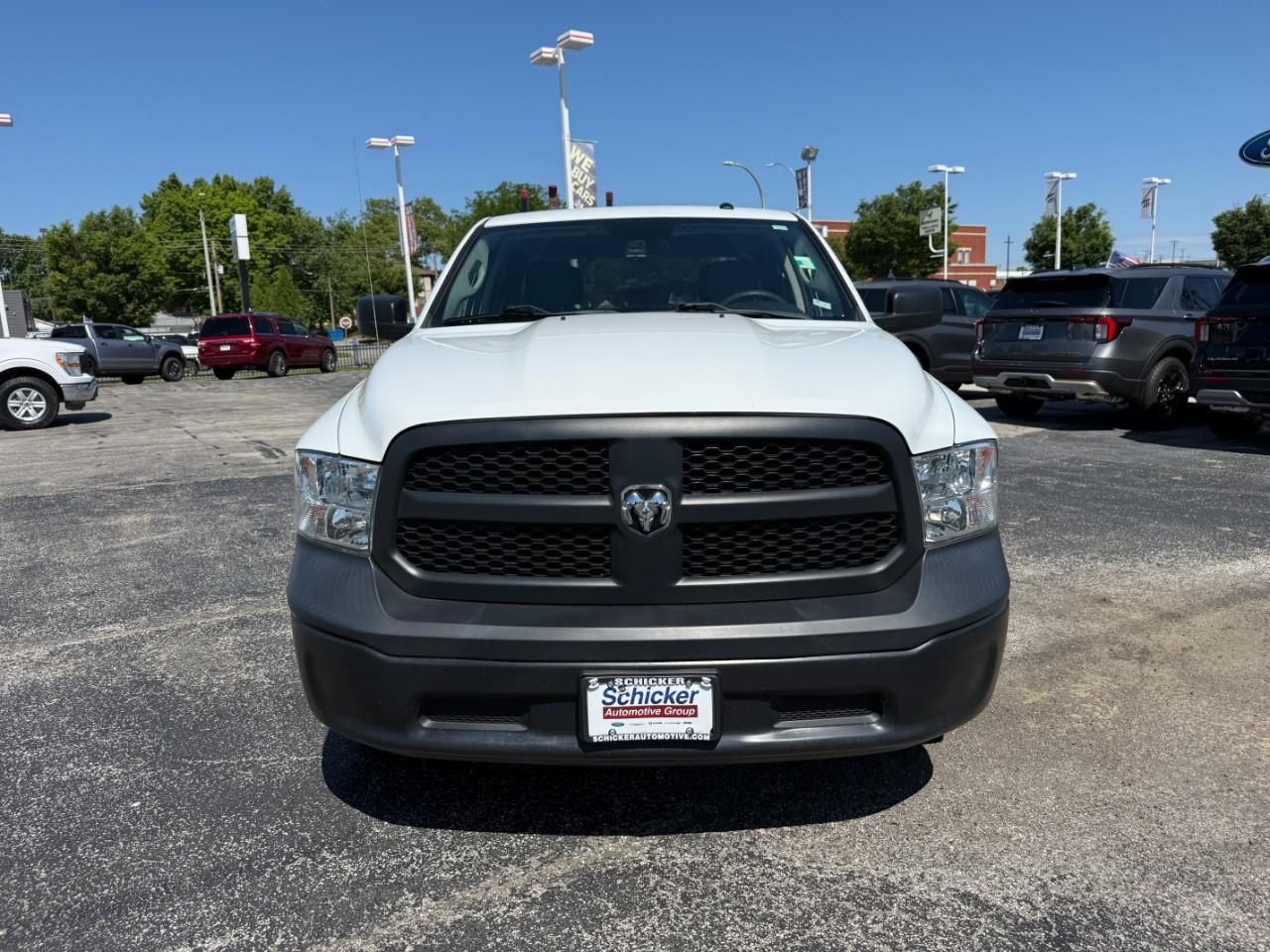 Ram 1500 Classic Vehicle Full-screen Gallery Image 09