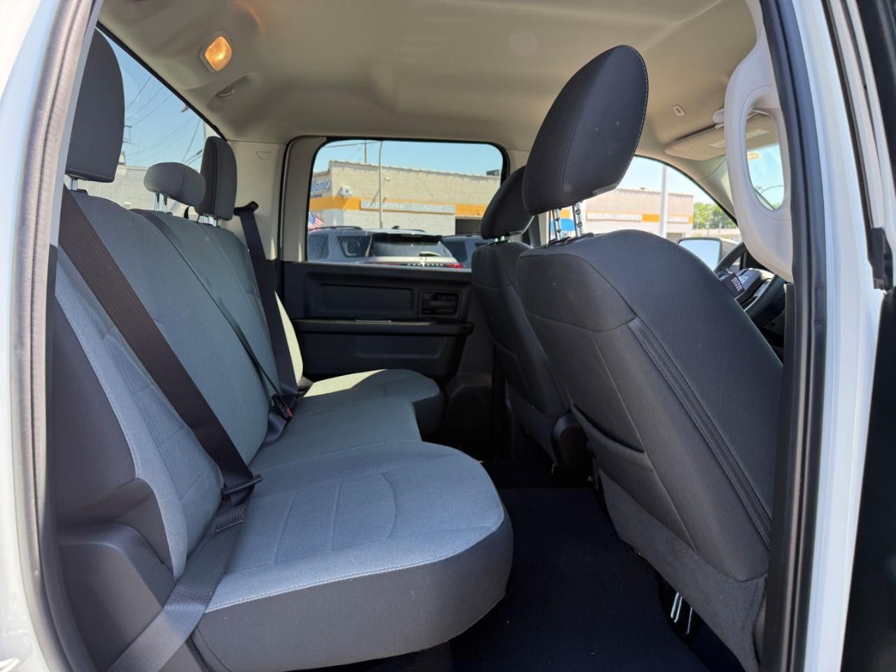 Ram 1500 Classic Vehicle Full-screen Gallery Image 10