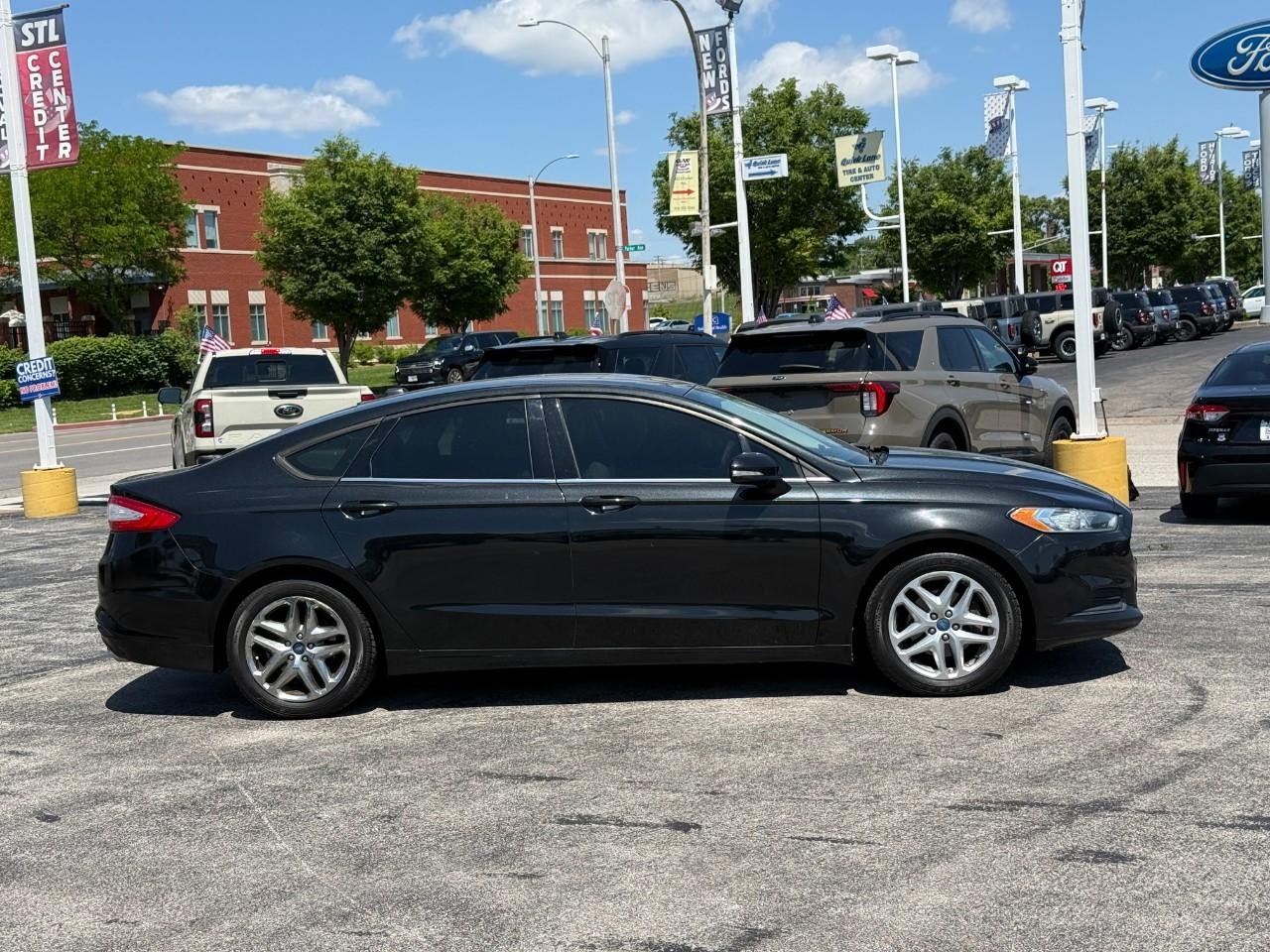 Ford Fusion Vehicle Full-screen Gallery Image 05