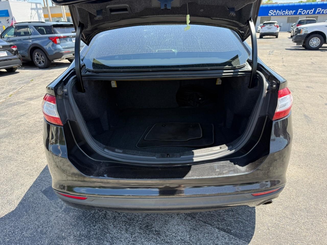 Ford Fusion Vehicle Full-screen Gallery Image 07
