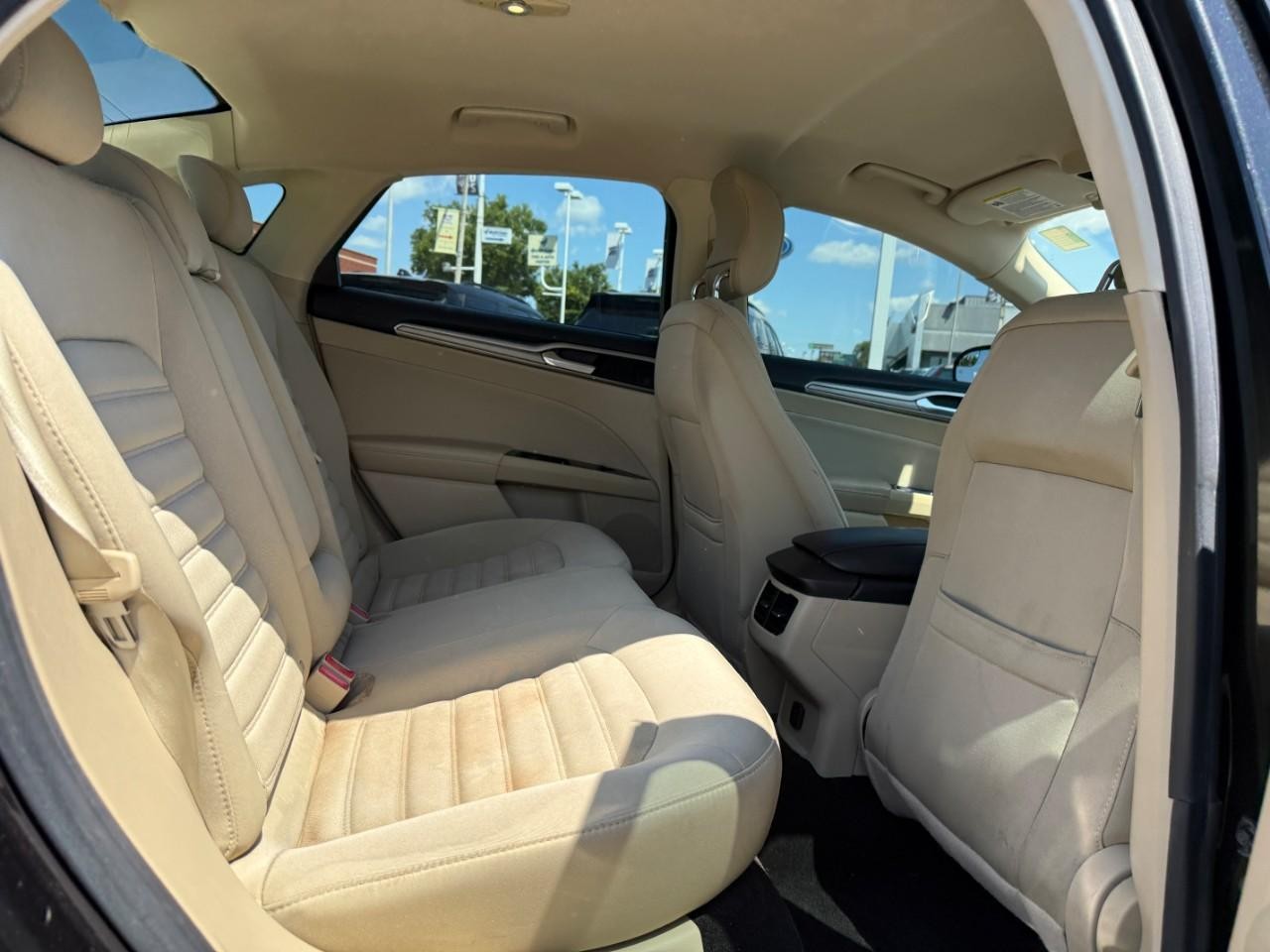 Ford Fusion Vehicle Full-screen Gallery Image 10